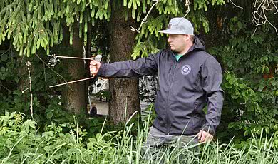 Mitarbeiter von der Firma Harasser Trinkwasserbehälterbau beim Quellwasser suchen